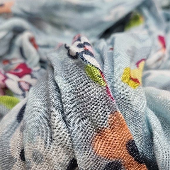 Vera Bradley Blue Floral Woven Rayon Crinkle Rectangle Scarf - Picture 4 of 6